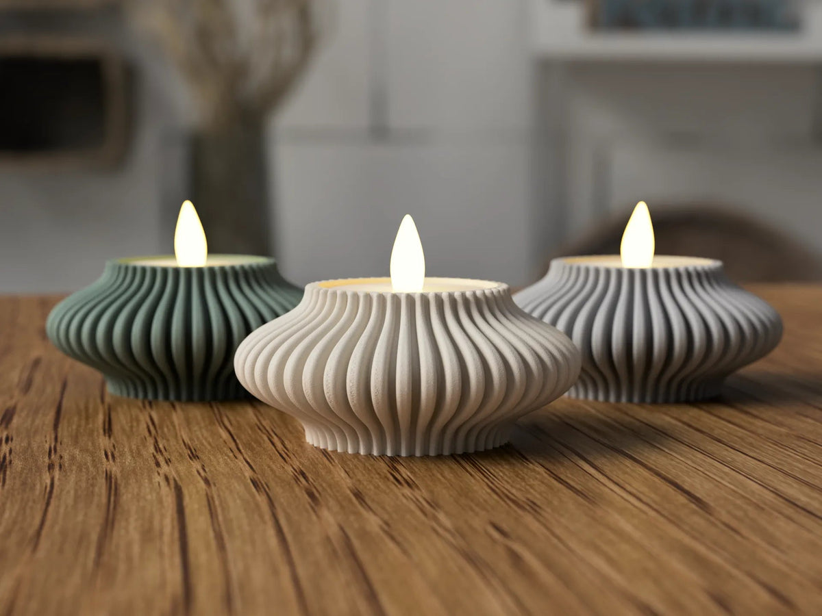 Moderne ribbet lysholder i tre farger med LED-telys