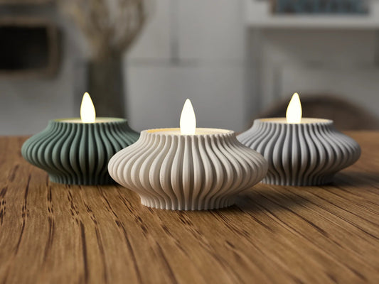 Moderne ribbet lysholder i tre farger med LED-telys