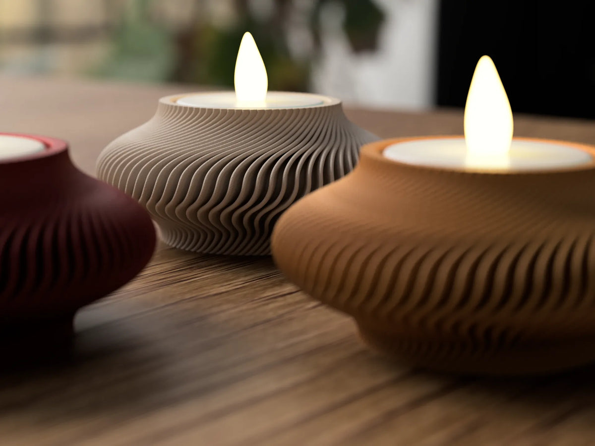 Lunar telysholder i beige og brun med LED-telys på trebord