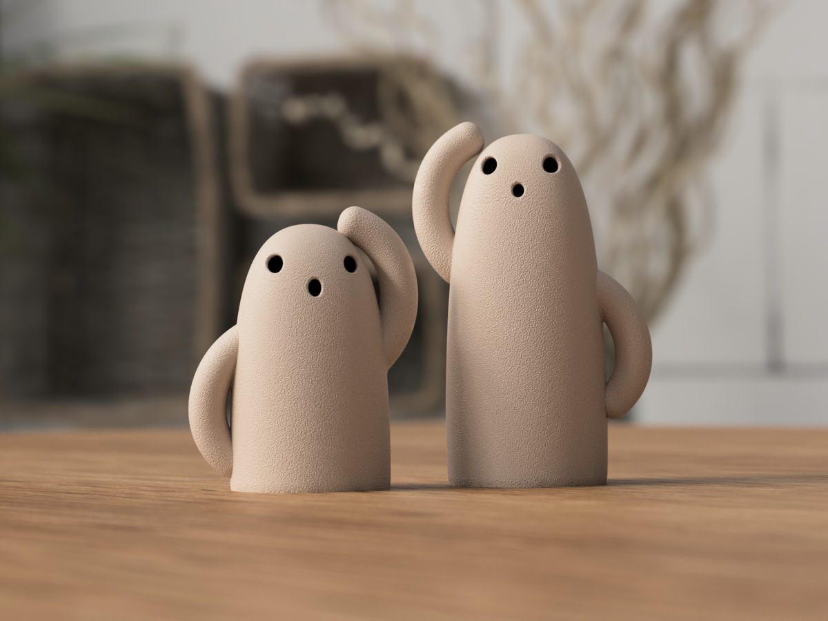 To beige Haniwa-spøkelser i ulik størrelse på et bord